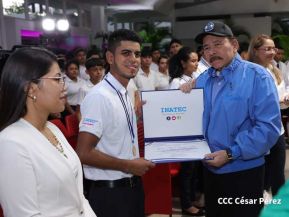 ¡Puño en Alto! ¡Libro Abierto!: 43 aniversario de la Gran Cruzada Nacional de Alfabetización