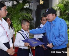 ¡Puño en Alto! ¡Libro Abierto!: 43 aniversario de la Gran Cruzada Nacional de Alfabetización