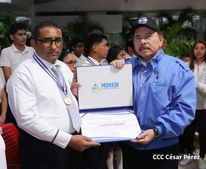 ¡Puño en Alto! ¡Libro Abierto!: 43 aniversario de la Gran Cruzada Nacional de Alfabetización