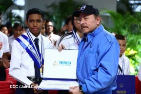 ¡Puño en Alto! ¡Libro Abierto!: 43 aniversario de la Gran Cruzada Nacional de Alfabetización