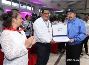 ¡Puño en Alto! ¡Libro Abierto!: 43 aniversario de la Gran Cruzada Nacional de Alfabetización