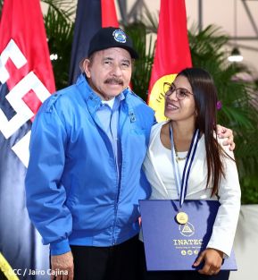 ¡Puño en Alto! ¡Libro Abierto!: 43 aniversario de la Gran Cruzada Nacional de Alfabetización