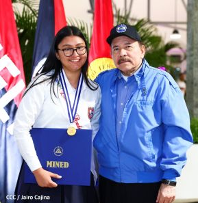 ¡Puño en Alto! ¡Libro Abierto!: 43 aniversario de la Gran Cruzada Nacional de Alfabetización