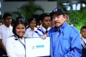 ¡Puño en Alto! ¡Libro Abierto!: 43 aniversario de la Gran Cruzada Nacional de Alfabetización