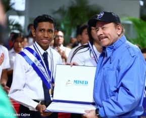 ¡Puño en Alto! ¡Libro Abierto!: 43 aniversario de la Gran Cruzada Nacional de Alfabetización