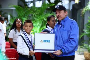 ¡Puño en Alto! ¡Libro Abierto!: 43 aniversario de la Gran Cruzada Nacional de Alfabetización