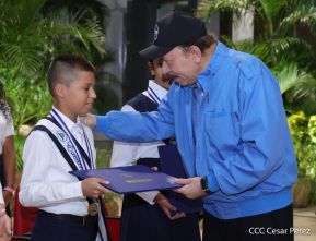 ¡Puño en Alto! ¡Libro Abierto!: 43 aniversario de la Gran Cruzada Nacional de Alfabetización