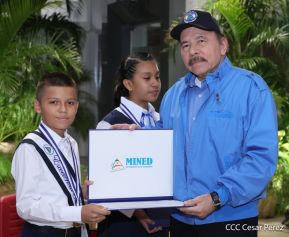¡Puño en Alto! ¡Libro Abierto!: 43 aniversario de la Gran Cruzada Nacional de Alfabetización