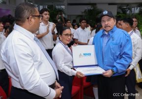 ¡Puño en Alto! ¡Libro Abierto!: 43 aniversario de la Gran Cruzada Nacional de Alfabetización