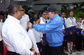 ¡Puño en Alto! ¡Libro Abierto!: 43 aniversario de la Gran Cruzada Nacional de Alfabetización