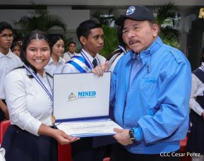¡Puño en Alto! ¡Libro Abierto!: 43 aniversario de la Gran Cruzada Nacional de Alfabetización