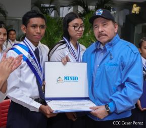 ¡Puño en Alto! ¡Libro Abierto!: 43 aniversario de la Gran Cruzada Nacional de Alfabetización