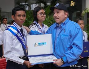 ¡Puño en Alto! ¡Libro Abierto!: 43 aniversario de la Gran Cruzada Nacional de Alfabetización