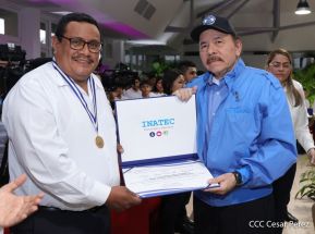 ¡Puño en Alto! ¡Libro Abierto!: 43 aniversario de la Gran Cruzada Nacional de Alfabetización