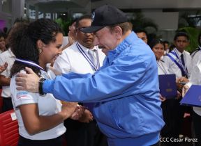 ¡Puño en Alto! ¡Libro Abierto!: 43 aniversario de la Gran Cruzada Nacional de Alfabetización