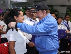 ¡Puño en Alto! ¡Libro Abierto!: 43 aniversario de la Gran Cruzada Nacional de Alfabetización