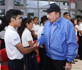 ¡Puño en Alto! ¡Libro Abierto!: 43 aniversario de la Gran Cruzada Nacional de Alfabetización