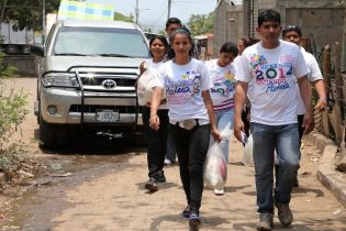 Afectados por sismos en Mateare reciben materiales para la construcción de viviendas