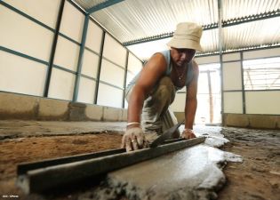 Afectados por sismos en Mateare reciben materiales para la construcción de viviendas