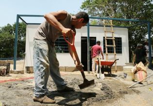 Afectados por sismos en Mateare reciben materiales para la construcción de viviendas