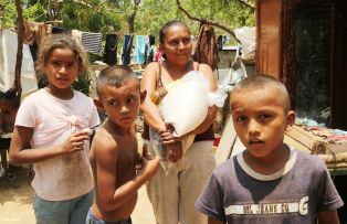 Afectados por sismos en Mateare reciben materiales para la construcción de viviendas