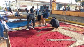 Alfombras Pasionarias: Arte que brota de las manos de un Pueblo de Fé, un Pueblo Cristiano