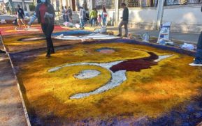 Alfombras Pasionarias: Arte que brota de las manos de un Pueblo de Fé, un Pueblo Cristiano