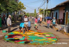 Alfombras Pasionarias: Arte que brota de las manos de un Pueblo de Fé, un Pueblo Cristiano