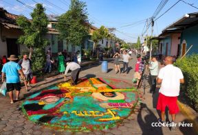 Alfombras Pasionarias: Arte que brota de las manos de un Pueblo de Fé, un Pueblo Cristiano