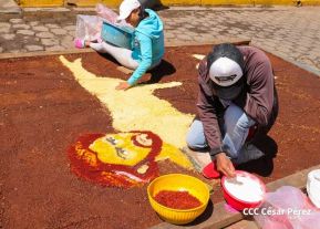 Alfombras Pasionarias: Arte que brota de las manos de un Pueblo de Fé, un Pueblo Cristiano