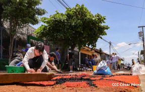 Alfombras Pasionarias: Arte que brota de las manos de un Pueblo de Fé, un Pueblo Cristiano