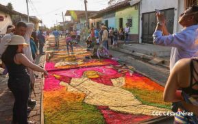Alfombras Pasionarias: Arte que brota de las manos de un Pueblo de Fé, un Pueblo Cristiano