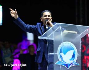 Noche de avivamiento y adoración en la vigilia de Ríos de Agua Viva