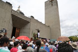 Cardenal Brenes participa en Viacrucis Penitencial