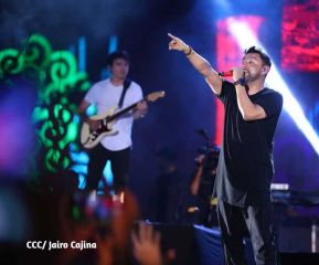 Noche de avivamiento y adoración en la vigilia de Ríos de Agua Viva