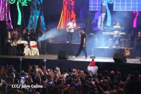 Noche de avivamiento y adoración en la vigilia de Ríos de Agua Viva