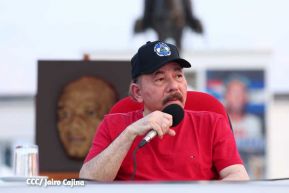 Presidente Daniel Ortega y Compañera Rosario Murillo entregan buses rusos a transportistas