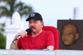 Presidente Daniel Ortega y Compañera Rosario Murillo entregan buses rusos a transportistas