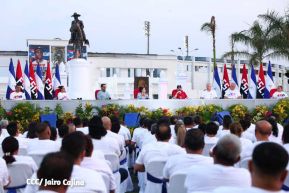 Presidente Daniel Ortega y Compañera Rosario Murillo entregan buses rusos a transportistas