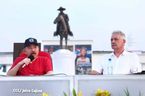 Presidente Daniel Ortega y Compañera Rosario Murillo entregan buses rusos a transportistas
