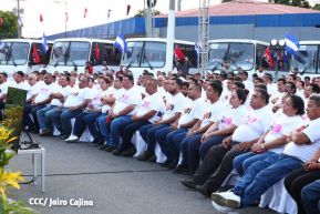 Presidente Daniel Ortega y Compañera Rosario Murillo entregan buses rusos a transportistas