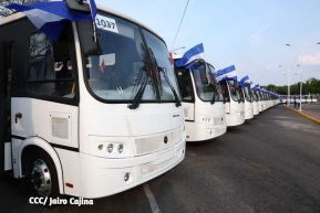 Presidente Daniel Ortega y Compañera Rosario Murillo entregan buses rusos a transportistas