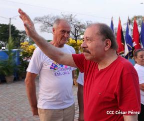 Presidente Daniel Ortega y Compañera Rosario Murillo entregan buses rusos a transportistas