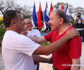 Presidente Daniel Ortega y Compañera Rosario Murillo entregan buses rusos a transportistas