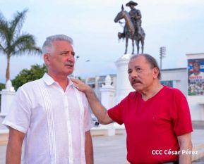 Presidente Daniel Ortega y Compañera Rosario Murillo entregan buses rusos a transportistas