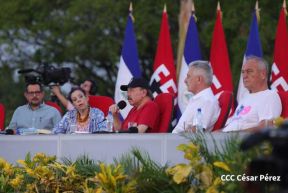 Presidente Daniel Ortega y Compañera Rosario Murillo entregan buses rusos a transportistas