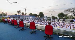 Presidente Daniel Ortega y Compañera Rosario Murillo entregan buses rusos a transportistas