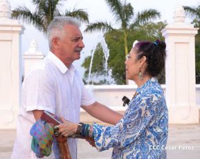 Presidente Daniel Ortega y Compañera Rosario Murillo entregan buses rusos a transportistas