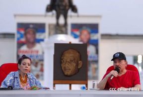 Presidente Daniel Ortega y Compañera Rosario Murillo entregan buses rusos a transportistas