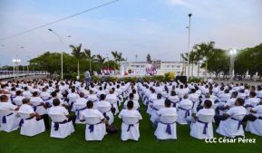 Presidente Daniel Ortega y Compañera Rosario Murillo entregan buses rusos a transportistas
